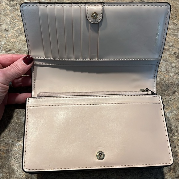 Michael Kors purse - Picture 4 of 5